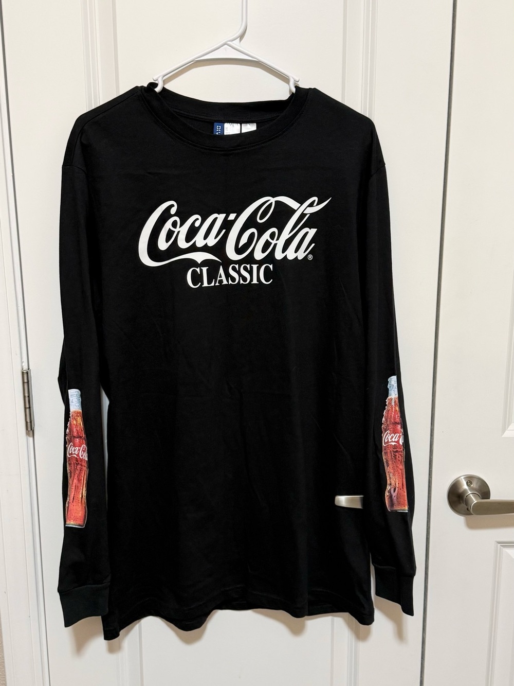 Coca-Cola Classic and bottled drink graphics on the sleeves unisex size Large